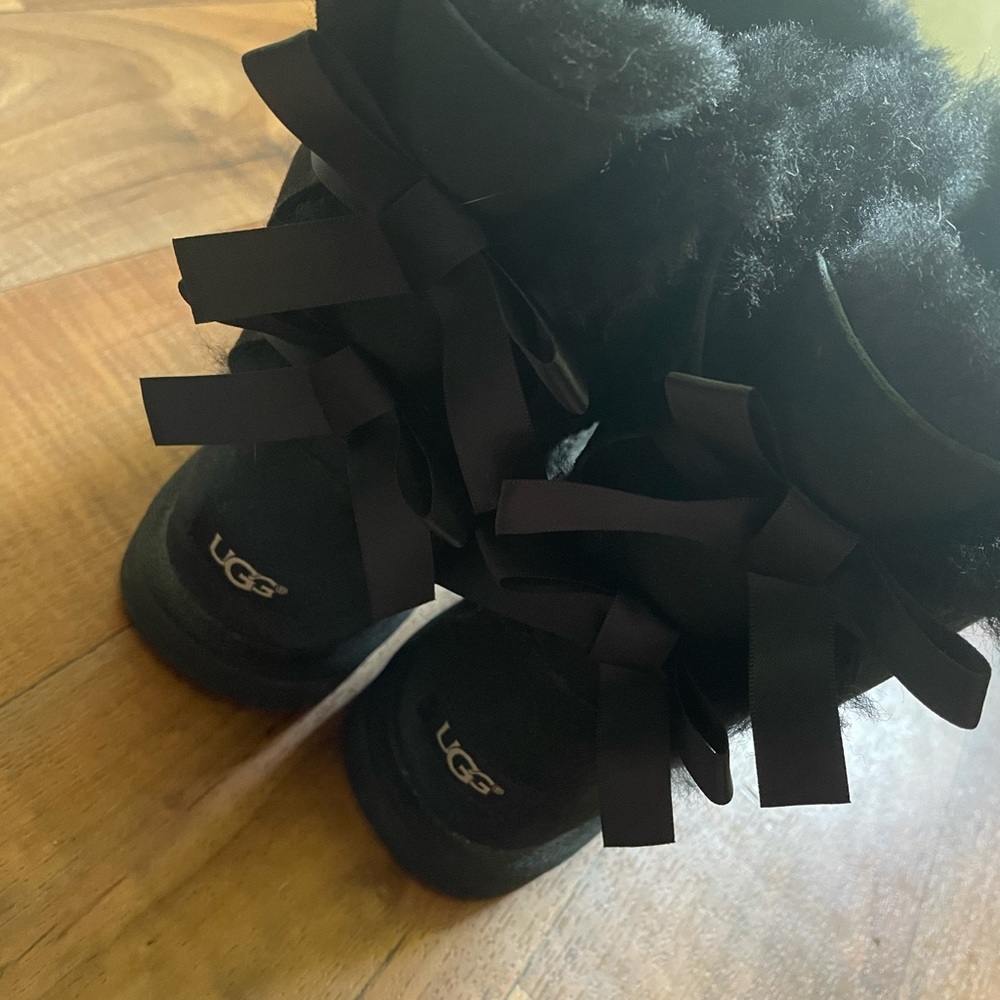 Black bailey bow uggs